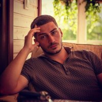 Он тоже Харди и тоже любит.