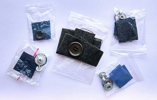 Представляете, не для заплатки! Оказывается, производители прикладывают этот лоскуток, для того чтобы мы могли постирать его с порошком или отбеливателем и проверить, как отреагирует ткань.