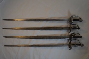 1. Так называемая Валлонская шпага (хотя на фото нижняя -это очевидно палаш) - классическая тяжелая кавалерийская шпага пригодная для рубки
2.Типичная рапира (точнее ее реплика) с "дагой"
3. Сравнение (сразу видны отличия)
4. Парадная шпага, та же рапира только короче и -скорее шести или даже четырехгранный прут.