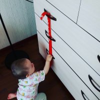 Бедные пальчики малыша.
Буквально через минуту они будут болеть, а родители чесать затылок.