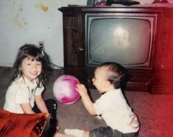 Да просто со вспышкой сфоткали, а по телевизору в этот момент что то показывали. От вспышки изображение на экране зафиксировалось бледным. Если у вас ЭЛТ телевизор и есть фотоаппарат со вспышкой, попробуйте и получите нечто похожее.