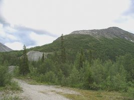 Помню, видел в Хибинах рудник Куэльпорр, местные индейцы рассказывали, что в 70-х там произвели два ядерных взрыва, чтобы одним махом оголить массив апатит-нефелиновой руды. Сейчас рудник законсервирован, вон, на фото отвал пустой породы