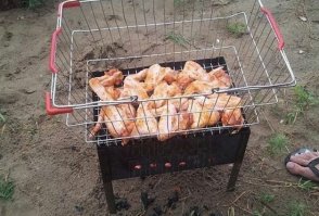 Ах.уенная смекалка - на оцинковке мясо жарить... Вперед.