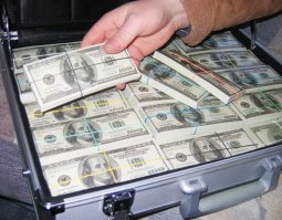 Одно "но". По условию эксперимента "...нашли КОШЕЛЁК с 10000$..." 
200000$ - это 2кг веса и почти 3л объёма. Это какой же должен быть КОШЕЛЁК?! :)
Кстати, даже пачку в 10000$ положить в кошелёк и сложить пополам (касательно приведенной картинки) - та ещё задача. :)