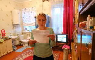 "Дядя, ты дебил?" ... (С)
 При чем здесь новостройка? Обыкновенная комната в коммуналке, в которой собственник таким образом "решил" свои коммунальные проблемы. У меня друг в такой комнате жил. Правда сортир с душевой кабиной, собранные прямо в комнате, были всё таки гипроком отгорожены :)