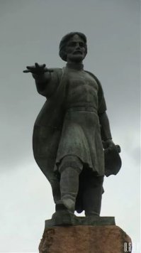 Ну давайте тогда на постамент вместо Т-34, воткнем например тигра Т-6. Дизайнеру не обязательно же знать какая там разница. Или вместо звезды свастику воткнем, а что символ солнца. Человек собрался делать скульптуры, как минимум изучи тему как следует. А то так можно на Дмитрия Донского скафандр натянуть. Просто по соседству живет скульптор который у нас в городе сделал вот такой памятник (фото к сожалению с хорошего ракурса не нашел), я думаю он в 1000 раз достойней слепил. И я уж гарантирую, что ни какой исторический консультант ему бы не понадобился.