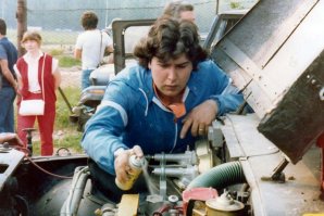 Я, когда дорабатывал свой УАЗ, тоже ставил два раздельных гидроцилиндра с раздельными вакуумными усилителями, как на снимке. Правда, не так красиво всё было, один стоял напротив другого.