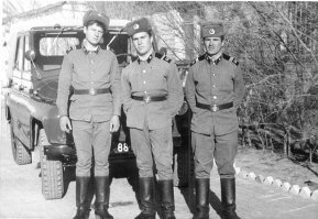 В восмидесятые уже поменьше галифе были, да и подшивали некоторые (слева)