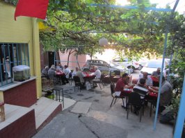 Еще добавлю леденцы, которые готовят при вас.
Подача кофе - с рахат-лукумом и холодной водой.
Типичная кофейня для своих в районе Галатской башни. После работы мужики играют в разные игры.
Все в Стамбуле.