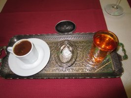 Еще добавлю леденцы, которые готовят при вас.
Подача кофе - с рахат-лукумом и холодной водой.
Типичная кофейня для своих в районе Галатской башни. После работы мужики играют в разные игры.
Все в Стамбуле.