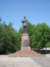 Это памятник оружейнику В.А. Дегтяреву в моем городе, любому таксисту скажешь "к дяде Васе" и он привезет к памятнику..А вот в Москве конечно стоит безвкусица...