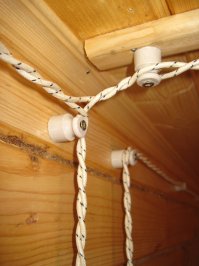 на выбор два варианта - на изоляторах и в кабель каналах. я лично за кабель каналы )))