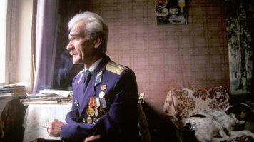 Это - подполковник Станислав Петров: человек, который предотвратил мировую войну. Мы все, сидящие на фишках обязаны ему жизнями...
РПЦ не причислит его к лику святых, но мы с вами живы благодаря ему.
Истинно святой русский воин... Он умер на прошлой неделе.
Вечная ему память и лучшее место в царстве Небесном.