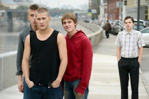 Первая это кадр из фильма "Тряпичный союз".  Не скажу что мега-фильм, но было интересно и прям отнес в юность)))