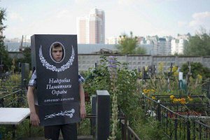 Первая это кадр из фильма "Тряпичный союз".  Не скажу что мега-фильм, но было интересно и прям отнес в юность)))