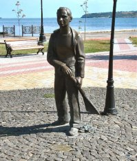 А у нас (в Керчи) есть памятник школьникам участвовавшим в субботниках))