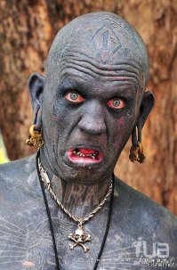 Умопомрачительные трюки дрона над движущимся грузовым поездом