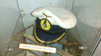 если говорить об экспозиции бункеров, то там вообще дурацкая эклектика - в этой бетонной коробке вопреки логике можно найти описание "Бисмарка" и Pz.Kpfw.VI. За каким хреном - не понятно - ни один, ни второй к датским пляжам отношения ни хрена не имели. Или вот, опять-таки  -