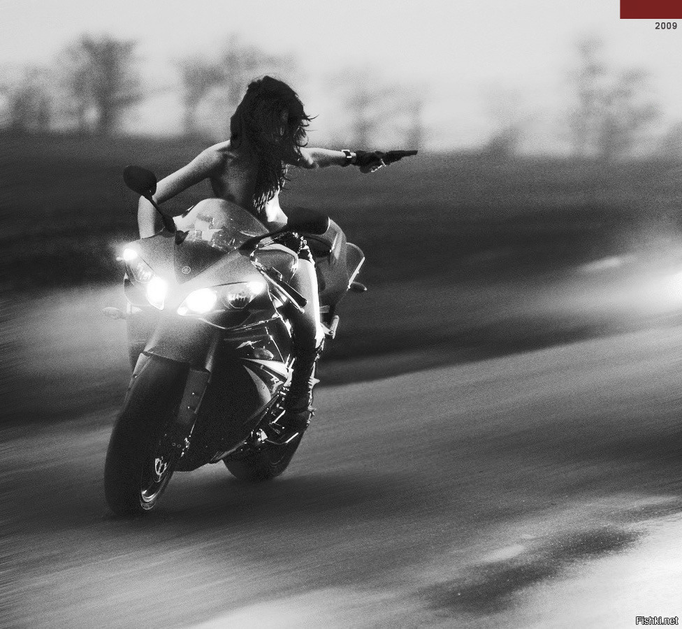 Девушка на мотоцикле на скорости
