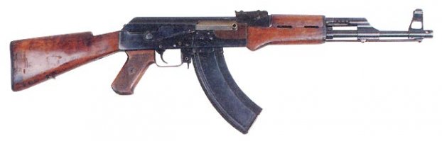 Ну да. А вы прямо уверены, что вверху автомат именно из этой партии? Вот именно эта фотография всегда иллюстрирует автомат, который был предоставлен на конкурс в 1947, это один тех пяти самых первых. По замечаниям комиссии были проведены доработки, с которыми и была выпущена первая партия для испытаний, которые  прошли успешно, и этот же автомат пошел в серию практически без изменений. А не тот, что у вас сверху на фото.
А вот и картинки:
первое фото - опытный автомат Калашникова 1947. АК-47
второе фото - серийный автомат Калашникова АК выпуска 1949-51г.
Много отличий видите?