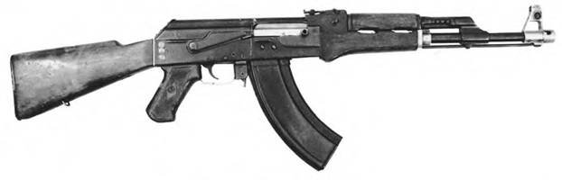 На моей фото сверху однозначно один из первых АК-47 участвовавший в конкурсе.

На вашем фото сверху прототип именуемый АК-47с уже внесенным рядом изменений. Он очень похож на КБ-П-580 - второе поколение прототипов АК-47. 
Можно заметить, что рукоятка перезаряжания на затворе цилиндрического типа, а не лепесткового. Внесены ли другие доработки, например: увеличен ли диаметр боевой пружины, изменена ли пружина выбрасывателя, не понятно, но уже точно реализован механизм фиксации и выброса пенала. 

НО одно можно сказать точно - это еще не АК, это прототип.

Поймите простую мысль, изменений внесенные в АК-47 в процессе и по результатам испытаний, как конкурсных так и войсковых - были десятки. Но они по отдельности не делали из АК-47 принятым на вооружение и всем известным АК.