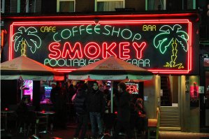 Очередной европейский промозглый городишко.
Отличается от других тремя вещами: