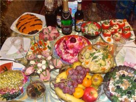 У нас принято накрывать на стол примерно так, в любой год, хоть в год зеленой канадской <span style='color:gray'>[мат]</span>...