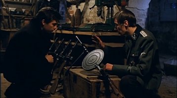 Эхо войны....
А вообще - хорошо. У нас на КАУРе мусора больше, а ДОТы интереснее, даже кое-где орудия стоят. Даже жалко: такой парк-музей сделать можно...
И что вы прицепились к датчанам - ну не воевали толком, зато теперь гордятся, что фиги показывали оккупантам и, вроде, листовки печатали (наверняка похабные!). Вот музей опять же соорудили, деньгу зашибают как могут.