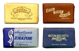 Из турпоездки надо обязательно привезти:полотенце из отеля, мыло из туалета и стаканы из бара.