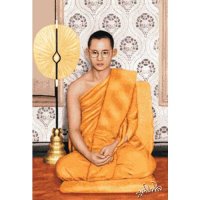 Взорвали интернет  :)  В Таиланде каждый мужчина обязан хотя бы раз в жизни побыть монахом. Традиция распространяется даже на королевскую семью.
Король Таиланда Пхумипон Адульядет, 1956 год.