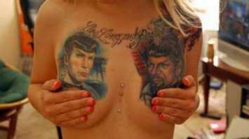 Молодожены-англичане отправились в свадебное путешествие. В первый день в
постели, молодая жена, смущаясь, говорит:
- Ты знаешь, Джон, у меня... У меня до тебя был другой мужчина. В память о
нем я сделала татуировку его портрета на своей левой груди.
Джон невозмутимо:
- Покажи мне его.
Она заголила левую грудь:
- И ты знаешь... У меня был еще один мужчина. Его портрет у меня вытатуирован
на правой груди.
- Ну что ж, покажи мне его.
Она обнажилась по пояс. Вдруг муж стал громко хохотать. Она возмутилась:
- Я не понимаю, Джон, что тут смешного ?!
- Ха !.. Я представил себе, как вытянутся их рожи лет через десять !