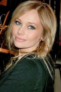 Изначально херовый кастинг. Она должна была вызывать стояк у мертвого, а это что? На кассе магазина будет сидеть - внимания не обратишь. Молодая была, да и только.
Сюда-б Корикову например или Фамке Янсен в те времена. И сразу понятно - прошла и все "а-ааххх....". Ведьма экстра-класса из породы эльфов.