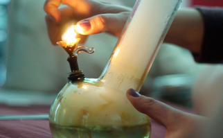 Или стриж втягивает облако дыма....