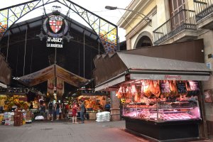 Нарзанный или нарезанный?
Если всё таки нарезанный - что в этом удивительного?

Говоря про хамон говорят про Испанию, 
говоря про Испанию представляют Барселону, 
представляя Барселону вспоминают Ла Рамблу 
ну... а какая Ла Рамбла без "Бокерии".

Рынок "Бокерия" начинается с двух хамонных палаток.