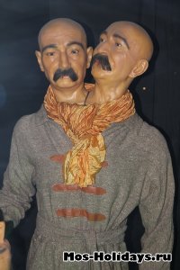 Двухголовый охотник. Этот человек был взят в плен войсками императора Леопольда I во время войны с Турцией. Был очень метким стрелком из лука. Каждая его голова могла разговаривать отдельно и во время допроса они перешептывались. Долгое время в документах того допроса была путаница, т.к. было непонятно, сколько человек они допрашивали.