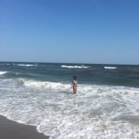 А еще в Нью Йорке в черте города есть хорошие пляжи, самый близкий ко мне - Риис, вчера там был, температура +32, воды +21, ветра не было вообще.