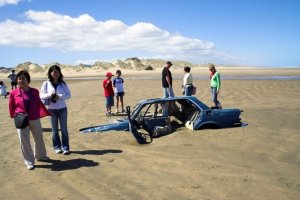Если в этот кипящий слой опустить вращающуюся металлическую деталь, то она отполируется. Кипящий слой широко используется в технике. А ещё бывают зыбучие пески, те опасны. При этом, снизу подаётся не воздух, а вода.