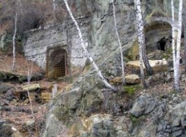 у нас в хакасии  пос майна. законсервирована шахта из которой во времена екатерины великой добывали медь. и тогда же ее и закрыли. вход в нее виден с шоссе.  по слухам там по стенам висят  изумруды. "Обогатительная фабрика и шахты медного рудника находятся в поселке Майна. Добыча руды началась еще в 1732 году. Но добыча меди оказалось невыгодной, вдали от дорог перевозка руды обходилась государству слишком дорого и в 1750 году рудник был закрыт, проработав 18 лет"