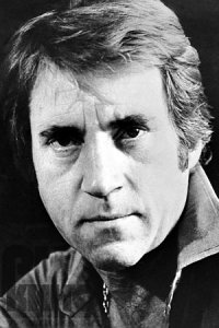 Мой друг уехал в Магадан. 
Снимите шляпу, снимите шляпу! 
Уехал сам, уехал сам, 
Не по этапу, не по этапу. 

 Не то, чтоб другу не везло, 
 Не чтоб кому-нибудь назло, 
 Не для молвы, что, мол, чудак, 
 А просто так, а просто так. 

Быть может, кто-то скажет: - Зря! 
Как так решиться всего лишиться, 
Ведь там сплошные лагеря, 
А в них убийцы, а в них убийцы! 

 Ответит он: - Не верь молве. 
 Их там не больше, чем в Москве.- 
 Потом уложит чемодан - 
 И в Магадан, и в Магадан.