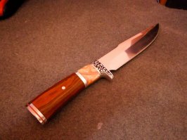 Мне вполне моего ножа хватает. И удобный и красивый и острый.
А вилку я обыкновенную беру.