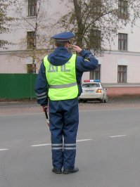 Когда гайцы с Нового Арбата видят нарушающие тачки с АМРом они делают вот так. И  два раза КУ.