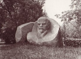 детсво напомнило )))) 
В Екабпилсе (Латвия) рядом с нашим домом был мемориальный парк с вот таким дедушкой ВИЛ ( мемориал памяти советским солдатам воевавшим в латвии против фашистов )
а за ним была очень хорошая ровная площадка я там учился на велосипеде кататься....
У родителей до сих пор открытка хранится с его цветной фоткой с другого ракурса, там прям видно насколько булыжник огромный  высотой метра в 3.5 и шириной метров 8.