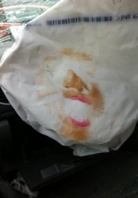 Бабе видно тоже подушкой макияж подправило-))