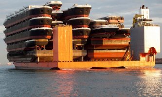 Это не плавдок, а судно перевозчик.