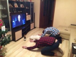 Бутылку заряжают.