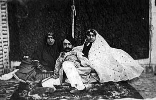 Иранская красота относительна. Шах Пехлеви например считал иначе. А вот и женушки.