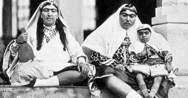 Иранская красота относительна. Шах Пехлеви например считал иначе. А вот и женушки.