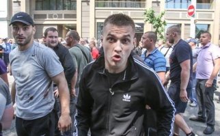 Люди, подотряд - гопники. Отличительные признаки - мутный взгляд, кроссы и трикошки в любое время года. Могут быть очень опасны, если сбиваются в стаю.