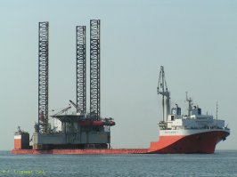 Это судно погружается само и груз самостоятельно заплывает или его буксируют. Короче вот фото