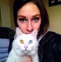 Симпатичная девочка. Я бы с такой гулял))